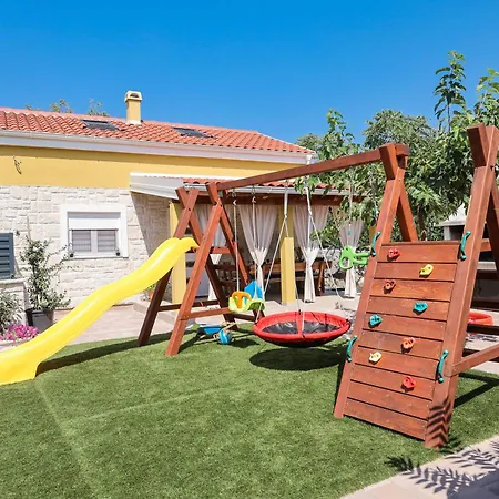 Holiday home Hidden Oasis - Pool, Playground - 3 Min From The *