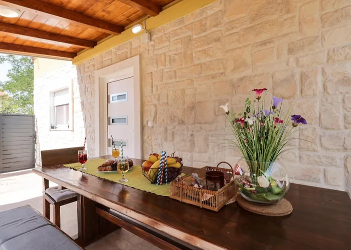 Vakantiehuis Hidden Oasis - Pool, Playground - 3 Min From The