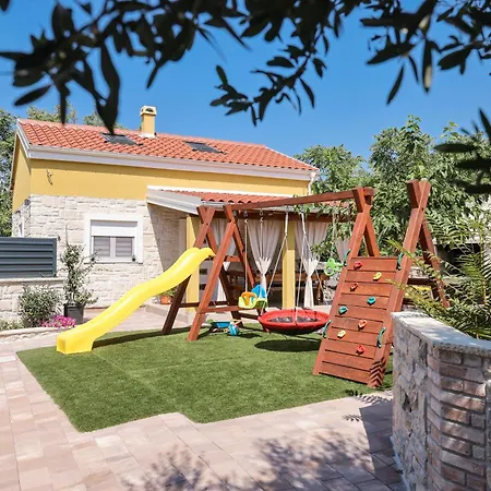 House Hidden Oasis Vir