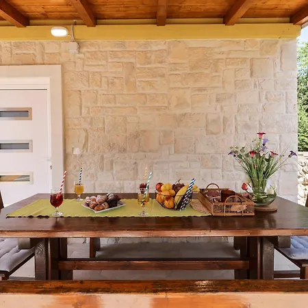 House Hidden Oasis Vir