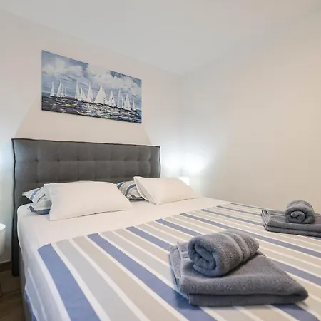 House With Playground - 3 Min From The