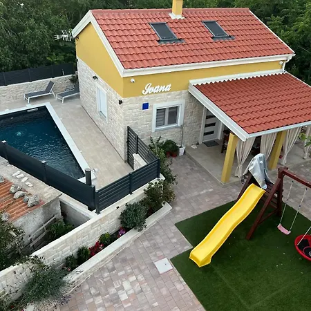 House With Playground - 3 Min From The *